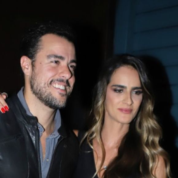 Grávida de gêmeas, Marcella Fogaça ganhou beijo na barriga do noivo, Joaquim Lopes