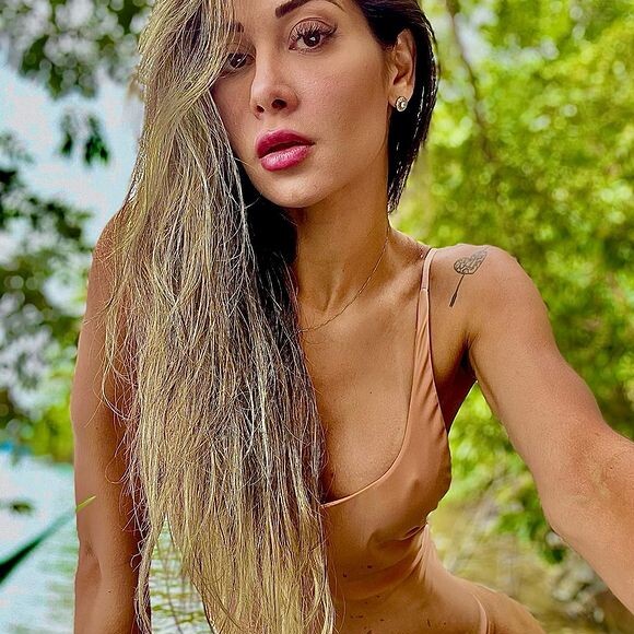 Mayra Cardi faz tratamento no corpo