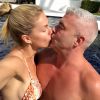Ana Hickmann trocou beijo na piscina com o marido, Alexandre Corrêa