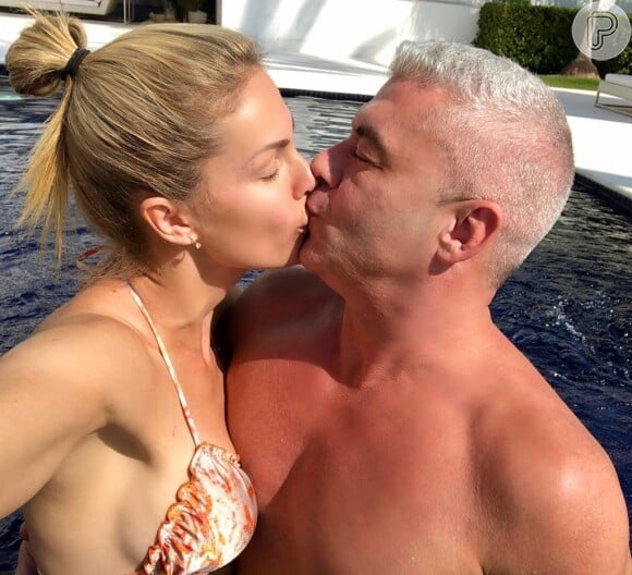 Ana Hickmann trocou beijo na piscina com o marido, Alexandre Corrêa