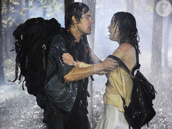 Laura (Nathalia Dill) e Caíque (Sergio Guizé) foram pegos de surpresa por uma tempestade, na novela 'Alto Astral'