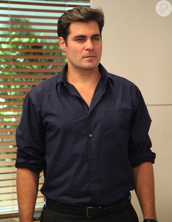 Marcos (Thiago Lacerda) pede a saída do irmão, Caíque (Sergio Guizé), do hospital, na novela 'Alto Astral'