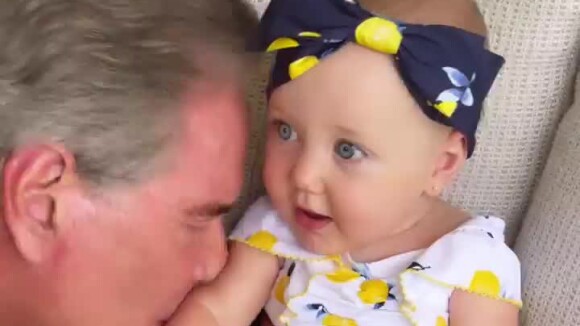 Veja vídeo de filha de Roberto Justus com biquíni e mandando beijo para o pai!