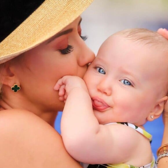 Ana Paula Siebert brinca com a filha na piscina