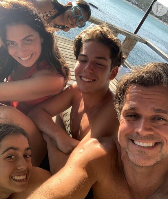 Giovanna Antonelli posa com marido, Leonargo Nogueira, as filhas Antônia e Sofia e o filho, Pietro