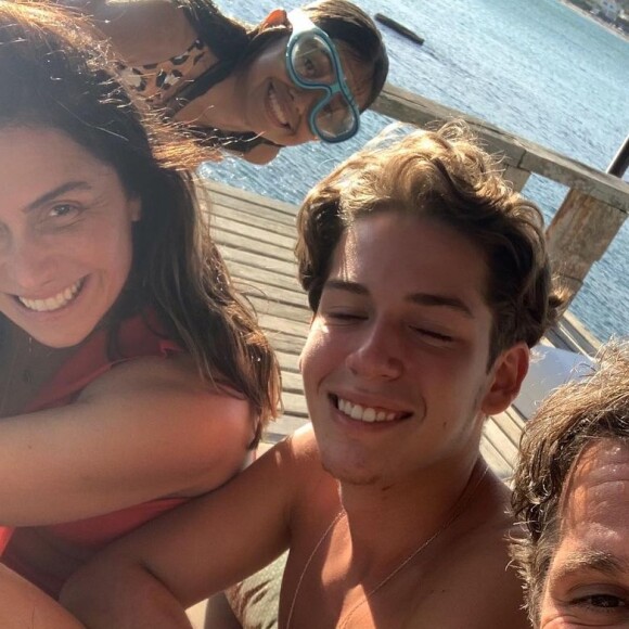 Giovanna Antonelli posa com marido, Leonargo Nogueira, as filhas Antônia e Sofia e o filho, Pietro