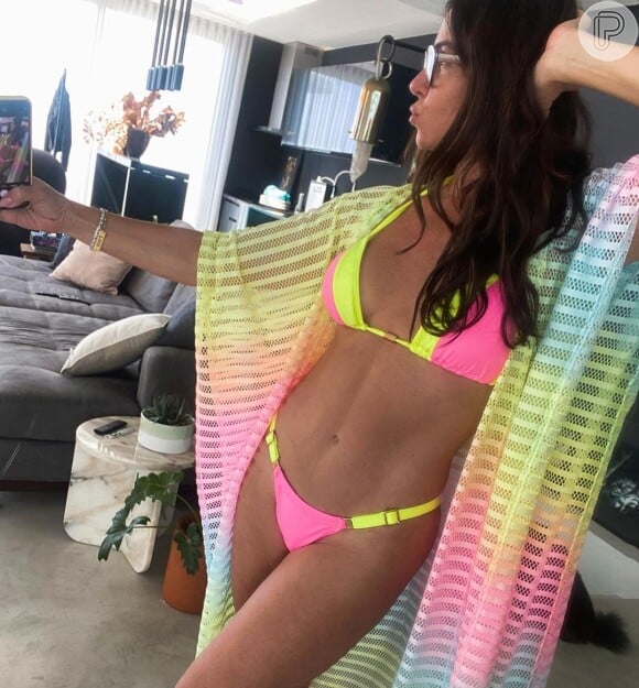 Giovanna Antonelli usou biquíni rosa e amarelo em foto