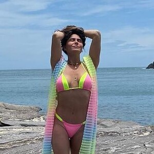 Giovanna Antonelli posa de biquíni em praia