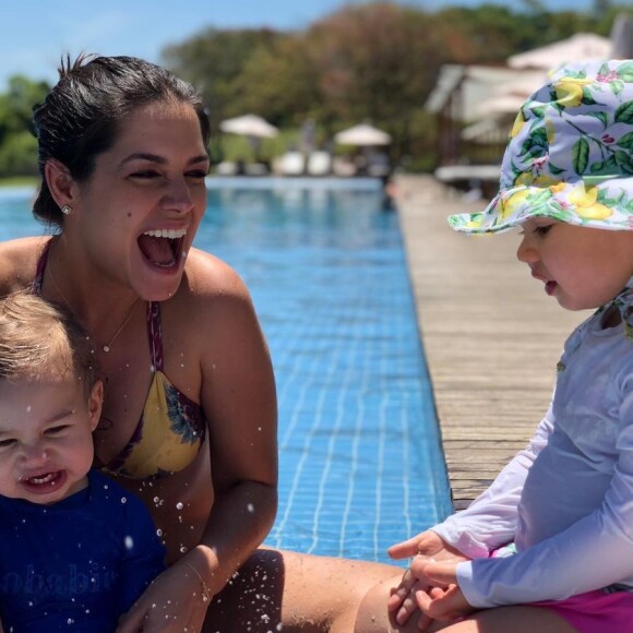 Thais Fersoza se diverte na companhia dos filhos, Melinda e Teodoro, durante o verão
