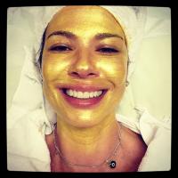 Luciana Gimenez faz tratamento estético com mel e ouro