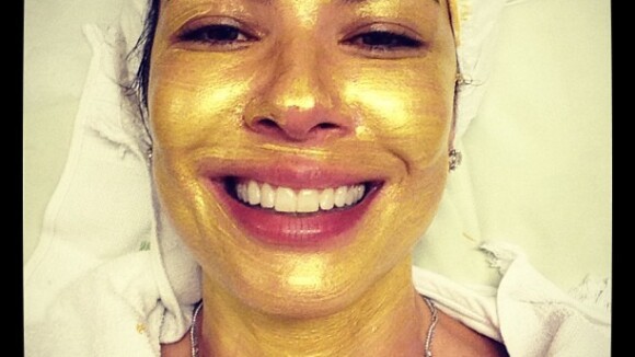 Luciana Gimenez faz tratamento estético com mel e ouro