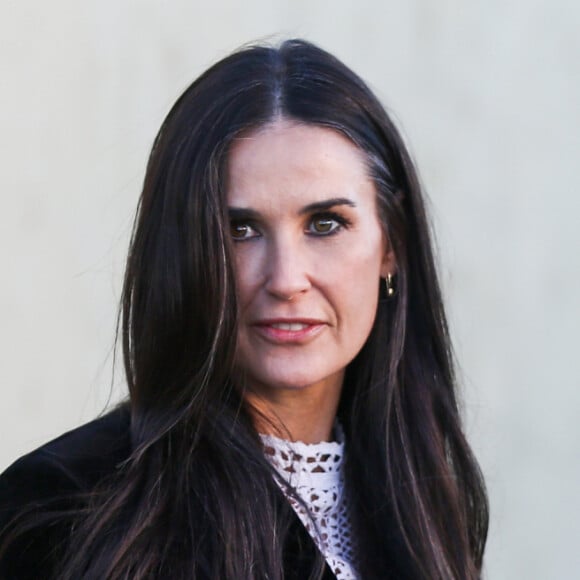 Demi Moore dividiu opiniões com nova aparência em desfile da Fendi