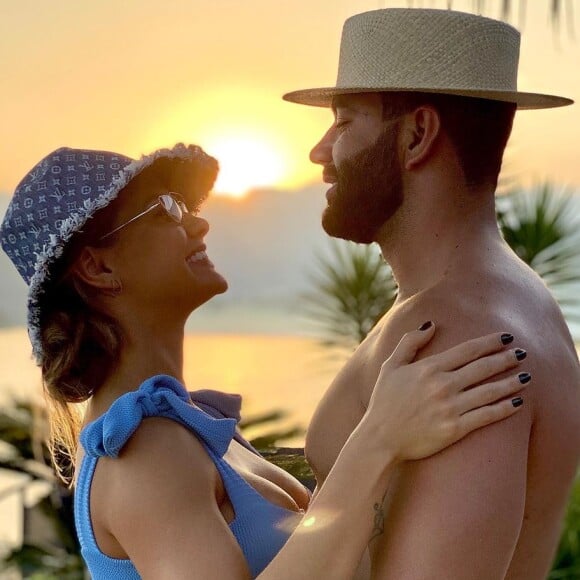 Gusttavo Lima e Andressa Suita foram fotografados juntos em Angra dos Reis (RJ)