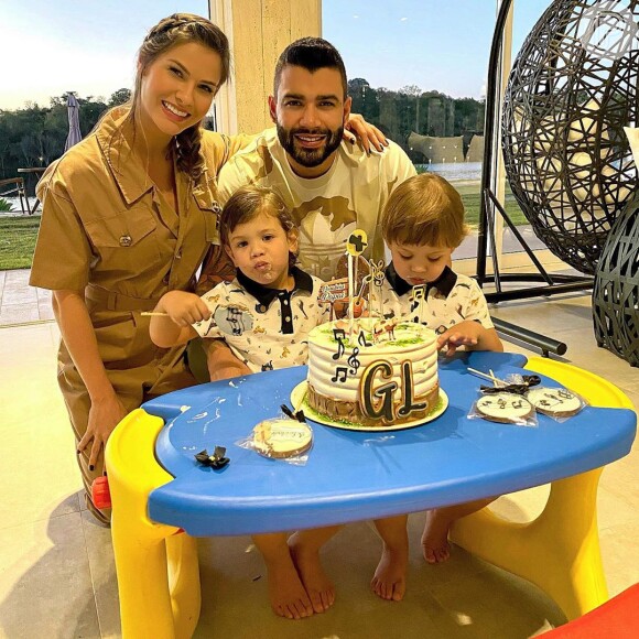 Andressa Suita e Gusttavo Lima com os dois filhos em festa da família