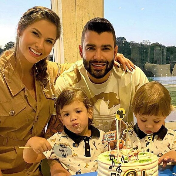 Andressa Suita e Gusttavo Lima com os dois filhos em festa da família