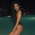 Suzanna Freitas, filha de Kelly Key, valoriza corpo em look moda praia