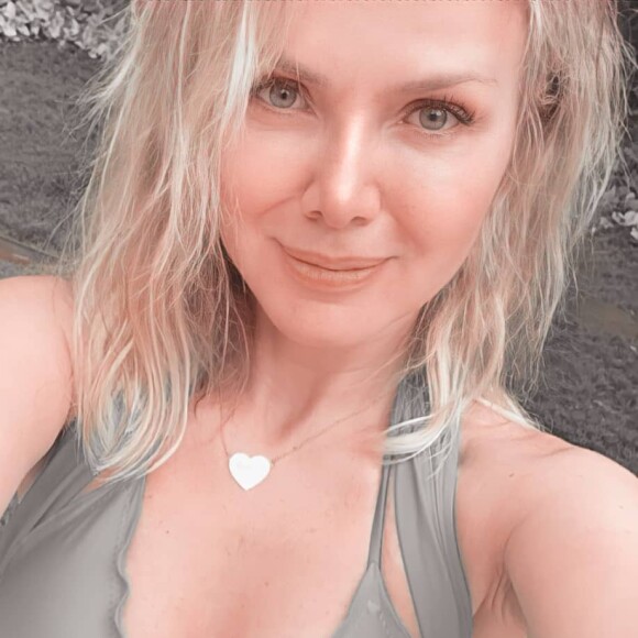 Eliana aparece de biquíni em vídeo em barco