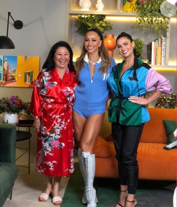 Sabrina Sato posa com a mãe, Dona Kika, e Andressa Suita em bastidores do programa 'Sala da Sato'