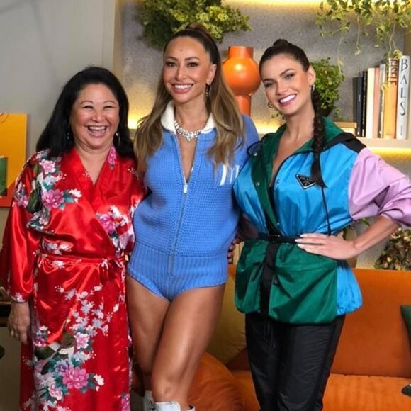 Sabrina Sato posa com a mãe, Dona Kika, e Andressa Suita em bastidores do programa 'Sala da Sato'