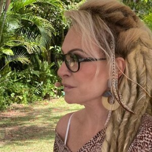 Ana Maria Braga surgiu com dreads concentrados na parte de trás da cabeça