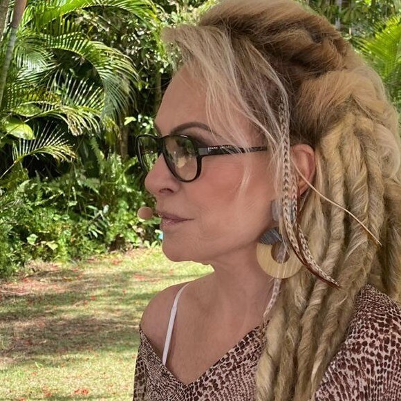 Ana Maria Braga surgiu com dreads concentrados na parte de trás da cabeça