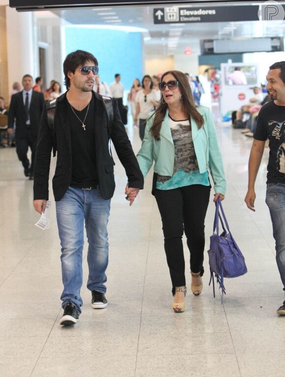 Susana Vieira e Sandro Pedroso caminham pelo aeroporto Santos Dumont