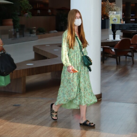 Marina Ruy Barbosa usou vestido fluido com estampa floral