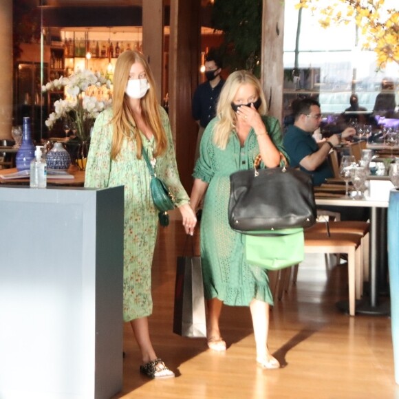 Sintonia fashion: Marina Ruy Barbosa e a mãe, Gioconda, usam looks verdes em shopping