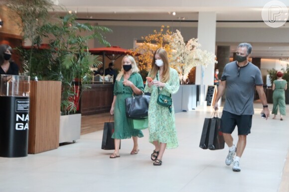 A atriz Marina Ruy Barbosa e a mãe, Gioconda, usam looks verdes em shopping
