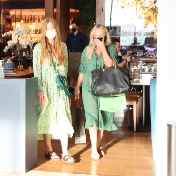 Sintonia fashion: Marina Ruy Barbosa e a mãe, Gioconda, usam looks verdes em shopping