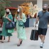 Vestido verde e sandália rasteirinha: Marina Ruy Barbosa e a mãe usam looks parecidos em shopping