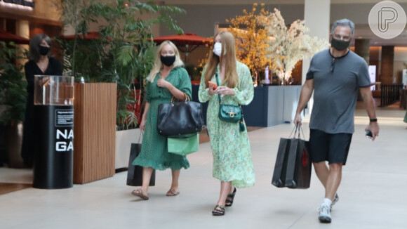 Vestido verde e sandália rasteirinha: Marina Ruy Barbosa e a mãe usam looks parecidos em shopping