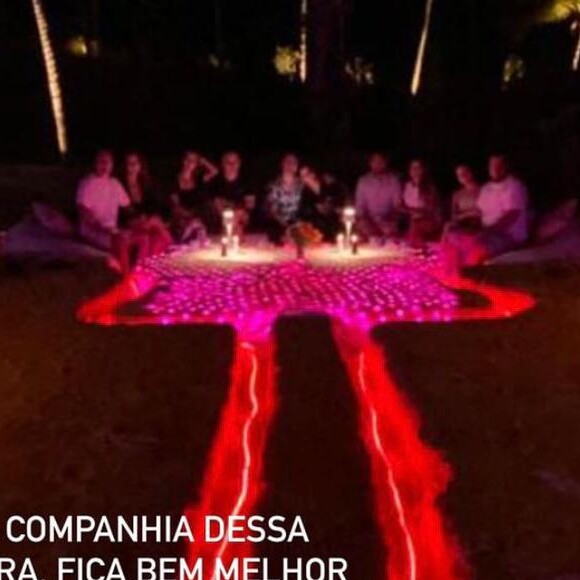 Mesa do jantar de Maiara e Fernando foi feita na areia e formava uma guitarra
