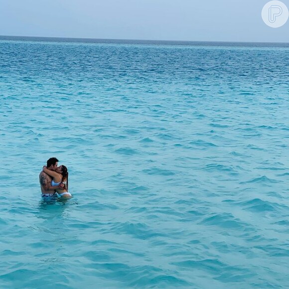 Maiara dá beijo em Fernando nas Maldivas