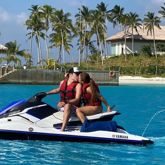 Cantora Maiara e Fernando Zor se divertiram em passeio de jet-ski