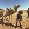 Cantora Maiara também se divertiu com camelos em passeio no deserto