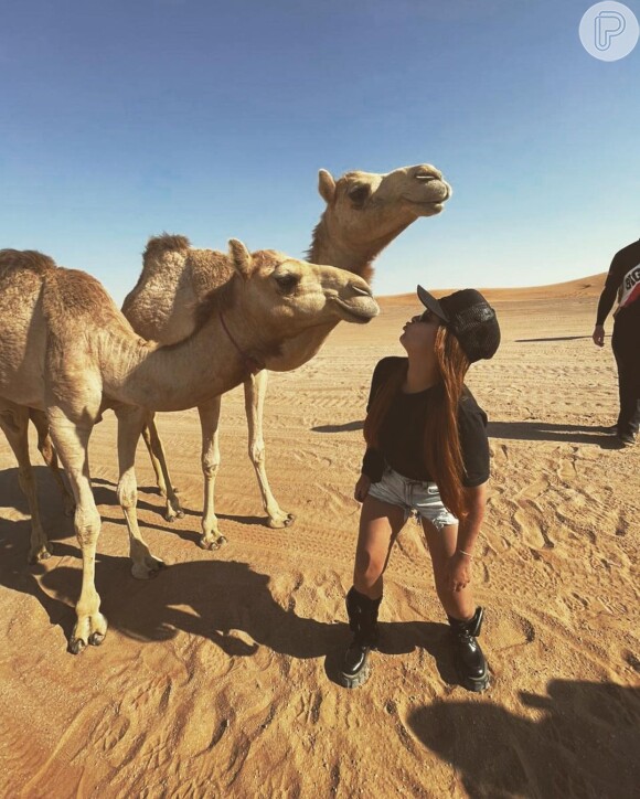 Cantora Maiara também se divertiu com camelos em passeio no deserto