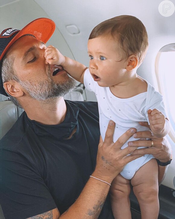 Foto: Filho bebê de Bruno Gagliasso faz careta em viagem e ator imita:  'Acha graça' - Purepeople