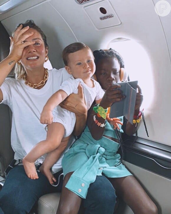 Giovanna Ewbank posa com os filhos Zyan e Títi em foto durante viagem