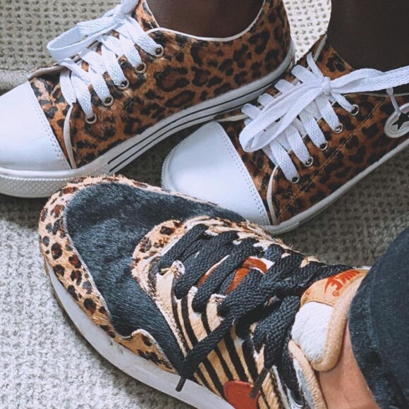 Bruno Gagliasso combina tênis de animal print com a filha Títi