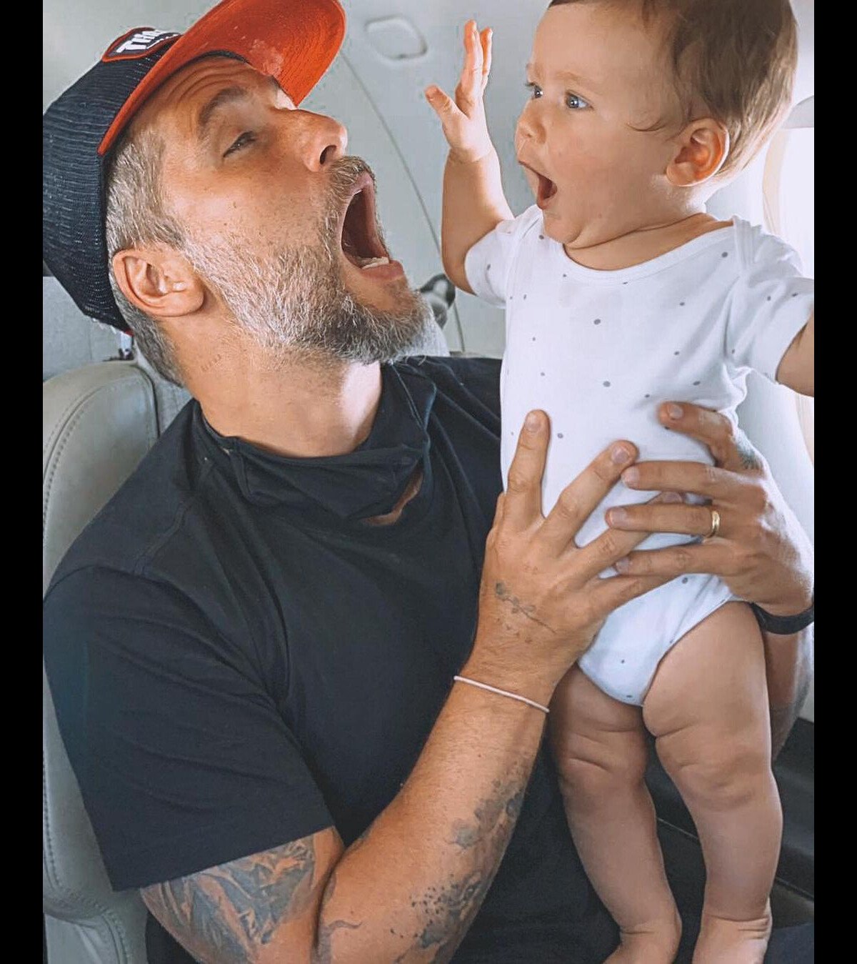 Foto: Filho bebê de Bruno Gagliasso faz careta em viagem e ator imita:  'Acha graça' - Purepeople