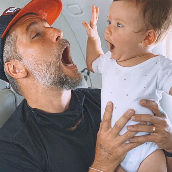 Filho bebê de Bruno Gagliasso faz careta em viagem e ator imita: 'Acha graça'