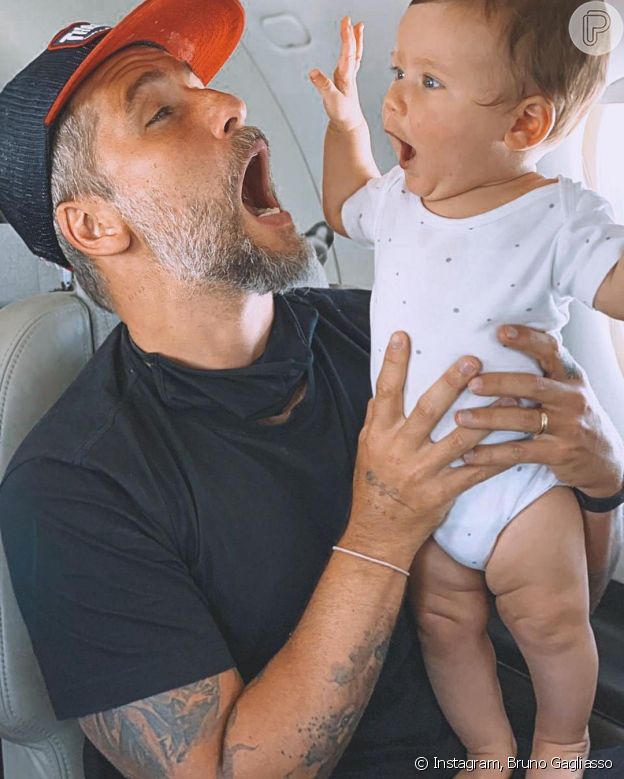 Filho Bebe De Bruno Gagliasso Faz Careta Em Viagem E Ator Imita Acha Graca Purepeople