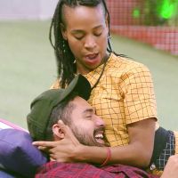 'BBB 21': Karol Conká recorda pegação com Arcrebiano nas cobertas. 'Mão na flauta'
