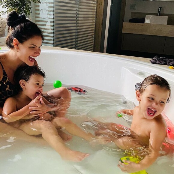 Andressa Suita posta com frequência fotos ao lado dos filhos, Gabriel e Samuel
