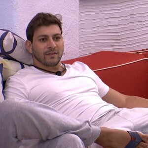 'BBB 21': Caio quebra o pé em prova do líder