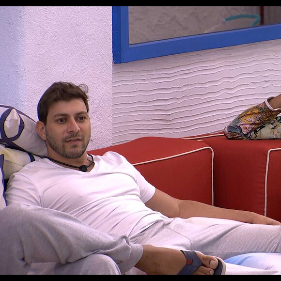 'BBB 21': Caio quebra o pé em prova do líder