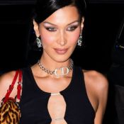 O decote com recorte que traz uma 'abertura' sexy para o look. Fotos!