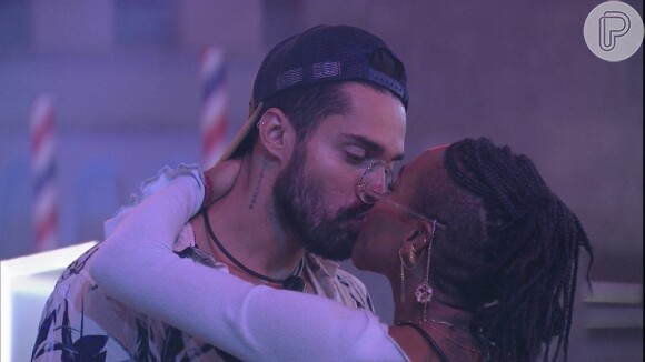 Karol Conká tampa rosto ao rever beijo em Arcrebiano no 'BBB21': 'Que vergonha'