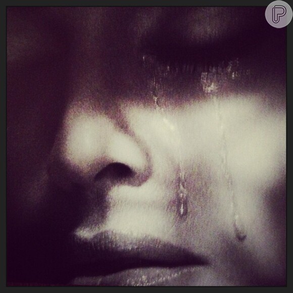 Madonna publicou uma foto chorando em sua conta do Instagram, causando comoção entre os fãs, na noite desta terça-feira, 5 de março de 2013